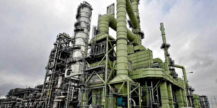 خطر کاهش 1.5 میلیارد دلاری صادرات هیدروکربنی مینی ریفاینری / دلایل باقی ماندن لیست شرکتهاي هیدروکربنی در بین شرکت هاي مشمول بند 2