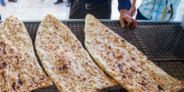 فروش وزنی نان از اوایل آبان؛ قیمت نان بر اساس وزن و با ترازوهای دیجیتال محاسبه می‌شود